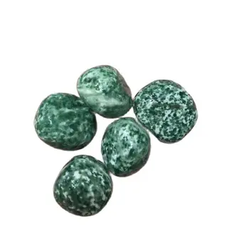 Toptan fiyat kristaller şifa taşı yeşil yeşim oval düzensiz eskitme taşlar dekorasyon için