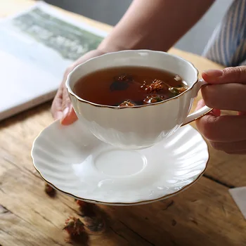 Lüks Altın Jant Seramik Kahve Kupa fincan tabağı seti Süt çay bardağı Petal Kahve kulplu fincan İngiliz Çay Fincanı Drinkware Yaratıcı Hediyeler